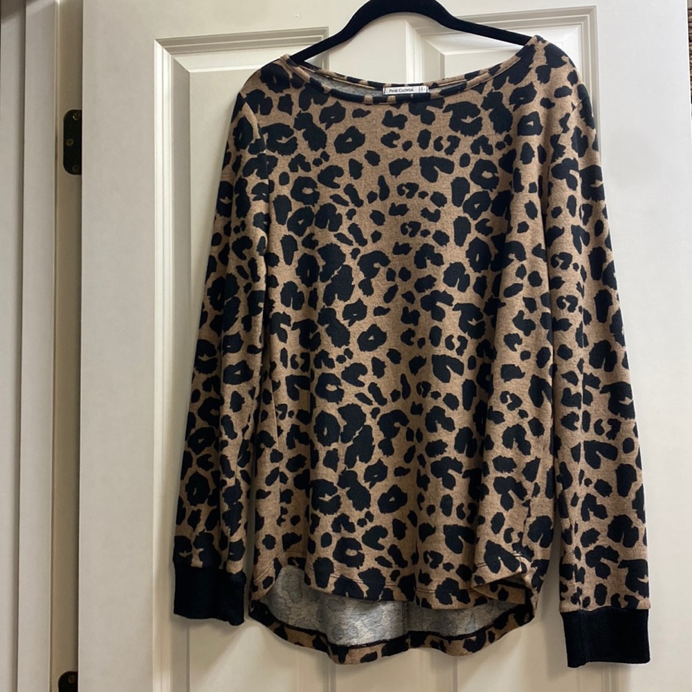 Size Large light weight sweater/top